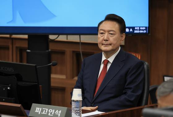 윤석열 전 대통령이 지난 4월 21일 서울 서초구 서울중앙지법에서 열린 내란 우두머리 혐의 형사재판 2차 공판에 출석해 있다. 사진공동취재단