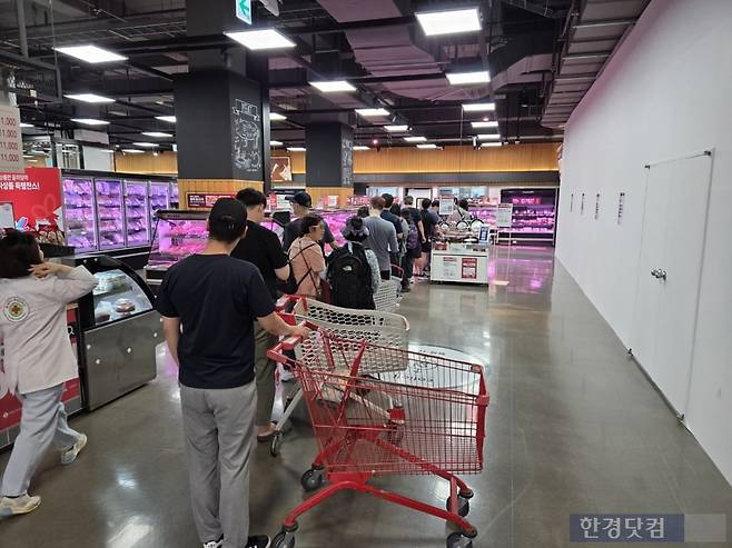 지난 12일 서울 영등포구에 위치한 롯데마트 매장. 축산 코너 앞에 소비자들이 줄지어 대기하고 있다./사진=박수림 기자