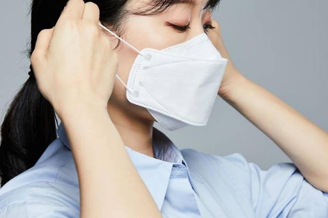 마스크 착용과 외출 자제 등 코로나19 유행 시기 거리두기 대책이 암 생존자의 심혈관질환 위험을 낮췄다는 연구 결과가 발표됐다. 게티이미지