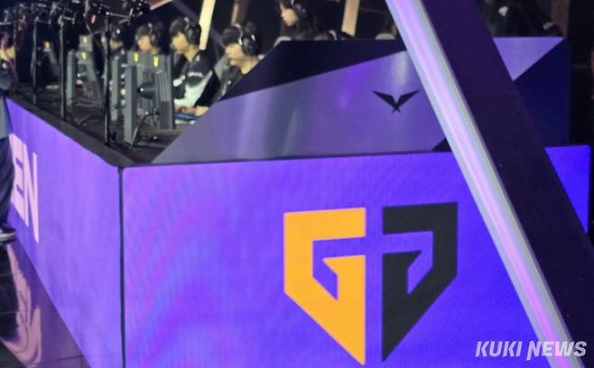 젠지 선수들이 13일 오후 5시 부산 사직실내체육관에서 ‘2025 LCK 로드 투 MSI’ 3라운드 한화생명과 경기 전 장비를 세팅하고 있다. 김영건 기자