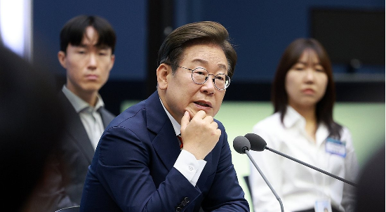 이재명 대통령이 11일 서울 영등포구 한국거래소에서 열린 주식시장 불공정거래 근절을 위한 현장 간담회에서 참석자 질문에 답하고 있다.(사진=연합뉴스)