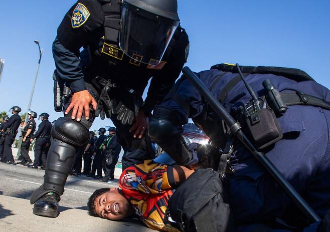 미국 캘리포니아 로스앤젤레스(LA)에서 연방 당국의 이민 단속 조치에 항의하는 시위가 계속되고 있는 가운데 10일(현지시간) 캘리포니아 고속도로 순찰대원이 101 프리웨이 고가도로에서 시위 참가자를 체포하고 있다. 2025.06.10 /AFPBBNews=뉴스1