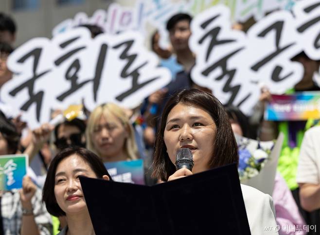 (서울=뉴스1) 이재명 기자 = 위성락 국가안보실장과 강유정 대통령실 대변인의 사퇴로 공석이 된 비례대표 국회의원직을 승계한 손솔 의원이 12일 오전 서울 여의도에서 국회 본청 계단에서 열린 등원식에서 발언을 하고 있다. 2025.6.12/뉴스1 Copyright (C) 뉴스1. All rights reserved. 무단 전재 및 재배포, AI학습 이용 금지. /사진=(서울=뉴스1) 이재명 기자
