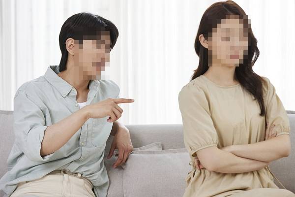 환승 연애한 지인 결혼 소식을 접한 여성이 고민을 전했다. 사진은 기사의 이해를 돕기 위한 자료 사진. /사진=클립아트코리아