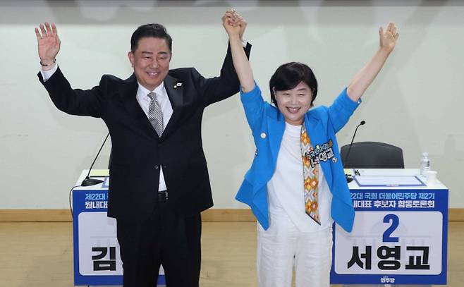 더불어민주당과 국민의힘이 이재명 정부 출범 이후 처음으로 원내사령탑 선출에 나섰다. 사진은 김병기, 서영교 더불어민주당 원내대표 후보가 지난 10일 오후 서울 여의도 국회 의원회관 소회의실에서 열린 22대 국회 민주당 2기 원내대표 후보 합동토론회에서 취재진을 향해 포즈를 취하고 있는 모습. /사진=뉴시스