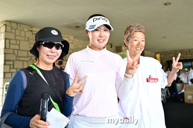 우승후 엄마(왼쪽), 캐디와 함께 포즈를 취한 타카노 아이히./게티이미지코리아