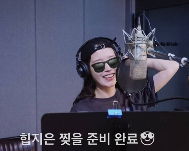 아이유가 '미인' 노래를 녹음하며 프로다운 모습을 보여줬다. / 유튜브 '이지금'