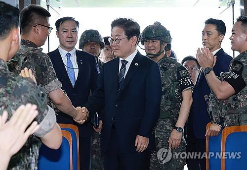 이재명 대통령, 전방 군 부대 장병 격려 (연천=연합뉴스) 홍해인 기자 = 이재명 대통령이 13일 경기도 연천군 육군 25사단 비룡전망대에서 장병들을 격려하고 있다. 2025.6.13 hihong@yna.co.kr