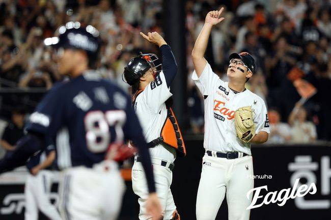 한화 김서현(오른쪽)이 12일 대전 두산전 승리를 확정한 뒤 포수 이재원과 세리머니를 하고 있다. /한화 이글스 제공