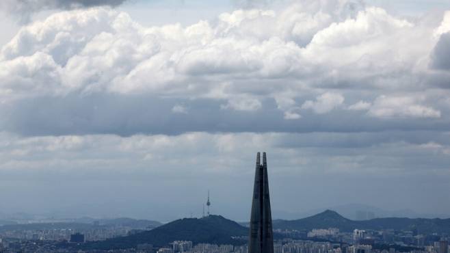 금요일인 13일 전국이 대체로 흐린 가운데 제주와 전라, 경상 등 일부 지역에선 많은 비가 내리겠다.뉴시스