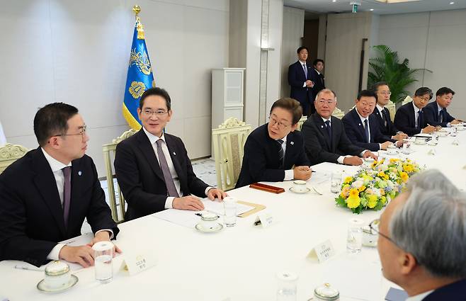 이재명 대통령이 13일 서울 용산 대통령실에서 5대 그룹 총수 및 경제 6단체장과 간담회를 하고 있다. 왼쪽부터 구광모 LG그룹 회장, 이재용 삼성전자 회장, 이 대통령, 정의선 현대차그룹 회장, 신동빈 롯데그룹 회장, 이형일 기획재정부 장관 직무대행, 윤성혁 산업비서관. 대통령실통신사진기자단
