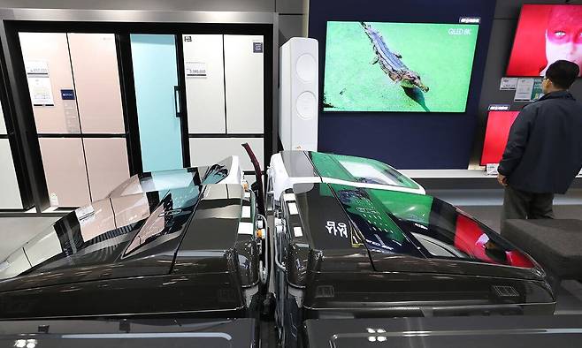 서울 한 대형마트 가전매장. 연합뉴스