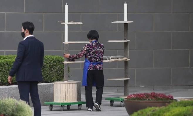 윤석열 전 대통령이 한남동 관저를 떠나 서초동 사저로 거처를 옮기는 것으로 알려진 지난 4월11일 서울 서초구 사저 아크로비스타에서 관계자가 캣타워를 옮기고 있다. 연합뉴스