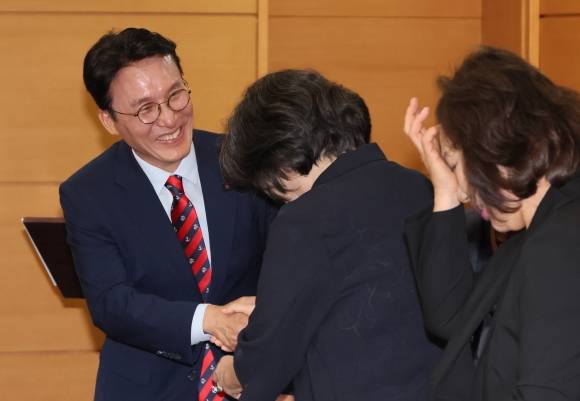 물가 안정 간담회 참석하는 김민석 총리 후보자 - 김민석 국무총리 후보자가 14일 서울 종로구 통의동 금융감독연수원에 마련된 청문회 준비단 사무실에서 식품·외식업 협회와 전문가 등이 참석한 가운데 열린 밥상물가 안정을 위한 경청 간담회에 참석하며 인사를 나누고 있다. 2025.6.13 연합뉴스