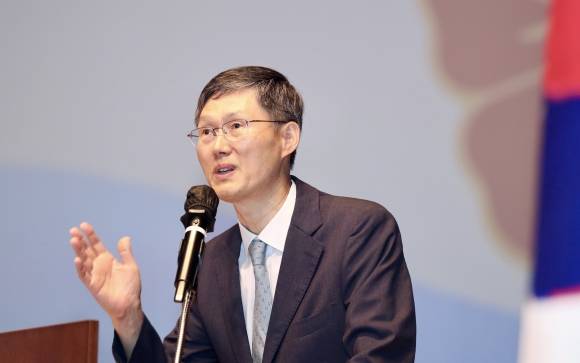 문형배 전 헌법재판관이 13일 순천만생태문화교육원에서 강연하고 있다.