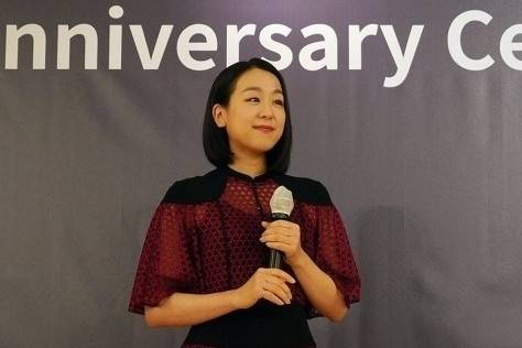 일본 피겨스케이팅 전 국가대표 아사다 마오가 지난해 10월 서울 롯데호텔에서 열린 일본항공(JAL) 김포~하네다 취항 60주년 기념식에 나타나 인사말을 하고 있다. 그는 인사말을 통해 “연아가 없었다면 내가 지금 이 자리에 없었을 것”이라고 말했다. JAL 제공