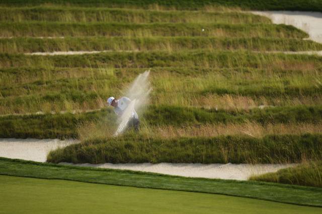 벙커에서 샷을 하고 있는 임성재. 사진 제공=AP연합뉴스