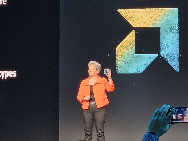 12일(현지 시간) 미 산호세에서 열린 'AI 어드밴싱 2025' 행사 기조연설 무대에 오른 리사 수 AMD CEO가 MI350X 칩셋을 들어올리고 있다. 윤민혁 기자