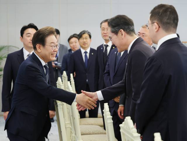 이재명 대통령이 13일 서울 용산 대통령실에서 열린 6경제단체·기업인 간담회에서 이재용 삼성전자 회장과 악수하고 있다. 연합뉴스