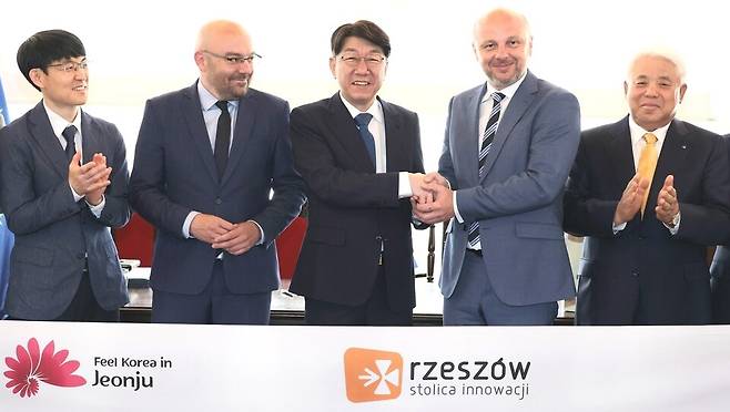 전주시는 폴란드 제슈프시(市)와 항우주산업·탄소 복합재·친환경 에너지 분야 등 미래 첨단산업 육성을 뼈대로 한 상호협력 양해각서를 체결했다. ⓒ전주시