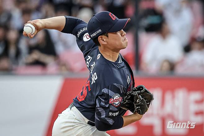 롯데 김진욱이 12일 수원KT위즈파크에서 열린 KT와 원정경기에 선발등판해 공을 던지고 있다. 사진제공|롯데 자이언츠