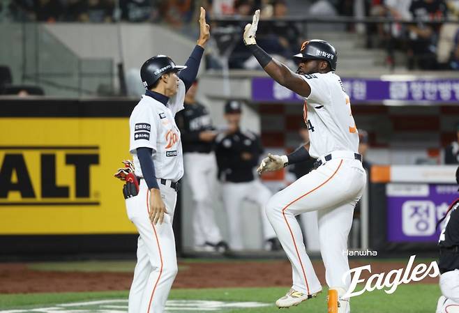 한화 에스테반 플로리얼(오른쪽). 사진제공|한화 이글스