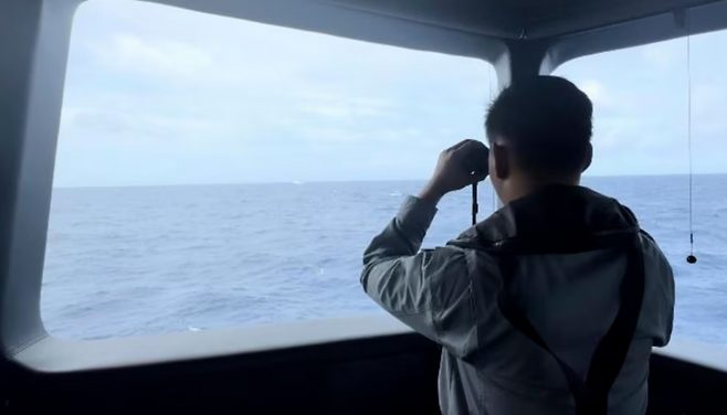 인도네시아 해양안보청 요원이 지난해 인도네시아 북나투나해 해역에서 중국 해안경비대 함정의 움직임을 망원경으로 관찰하고 있다. 인도네시아 해양안보청·AP연합뉴스