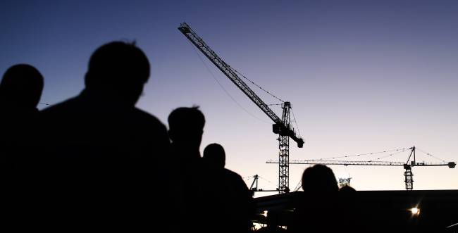 경남 거제의 조선소 노동자들이 출근하고 있다. 연합뉴스