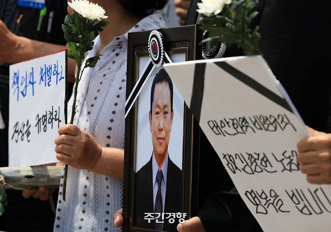 한국서부발전 태안화력발전소에서 일하다 사망한 비정규직 노동자 김충현씨의 유족과 대책위원회가 지난 6월 3일 충남 태안군 한국서부발전 본사 앞에서 기자회견을 열고 진상규명을 요구하고 있다. 서성일 선임기자