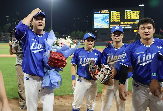 삼성 라이온즈 김태훈이 12일 광주 KIA 타이거즈전에서 6년 연속 10홀드를 달성한 뒤 축하 받고 있다. 삼성 라이온즈