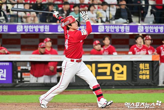 SSG 랜더스 간판타자 최정이 지난 12일 잠실 LG 트윈스전을 앞두고 수비 훈련 중 왼쪽 눈에 공을 맞은 여파로 이튿날 1군 엔트리에서 말소됐다. 사진 엑스포츠뉴스 DB