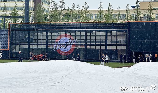 13일 대전 한화생명 볼파크에서는 '2025 신한 SOL Bank KBO리그' LG와 한화의 팀 간 9차전이 열릴 예정이었다. 그러나 경기 개시를 앞두고 계속된 비로 오후 5시가 되기 전 취소가 발표됐다. 이날 취소된 경기는 추후 편성된다. 14일 선발투수로는 LG 임찬규, 한화 코디 폰세가 맞붙는다. 대전, 김한준 기자