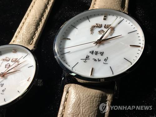 '대통령 문재인' 손목시계 (서울=연합뉴스) 배재만 기자 = 문재인 대통령의 이름이 새겨진 손목시계가 나왔다. 이 시계는 뒷면에 '사람이 먼저다'란 글귀가 쓰여 있고 앞면 시계 앞면에는 봉황 마크와 '대통령 문재인'이라고 쓰여 있다. 남성용과 여성용. 2017.8.10 scoop@yna.co.kr