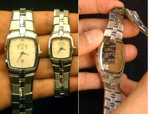 청와대 `노무현 시계' 제작 청와대는 28일 '노무현 시계' 3천개를 제작, 청와대 주요 방문객 등 국내외 인사에게 기념품으로 증정하고 있다고 밝혔다. 시계 앞면에는 대통령을 상징하는 봉황무늬와 태극 문양이 새겨져 있으며 뒷면에는 노 대통령의 서명과 `원칙과 신뢰 새로운 대한민국'이라는 문구가 새겨져 있다./김동진/정치/ 2003.11.28 (서울=연합뉴스) kimd@yna.co.kr