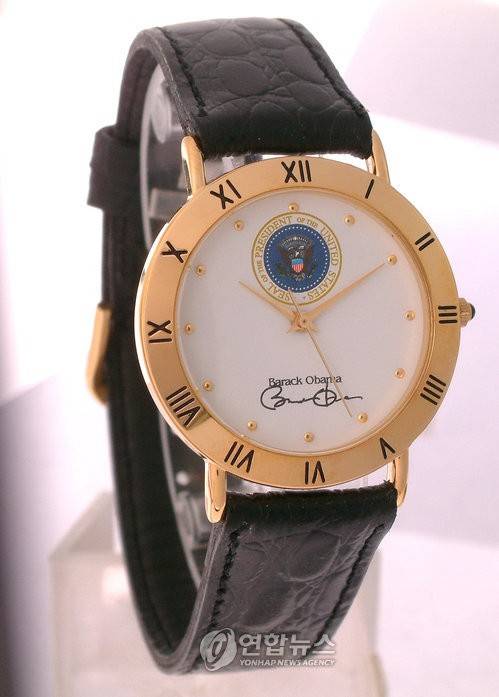 국내 업체가 만든 '오바마 시계' (서울=연합뉴스) 국내 시계 주문 제작 전문업체가 제작, 납품한 '오바마 시계'. 기념 시계에는 버락 오바마 미국 대통령의 이름과 사인, 대통령 휘장 등이 그려져 있다. <<케이엘피코리아㈜ 제공>>
hanajjang@yna.co.kr