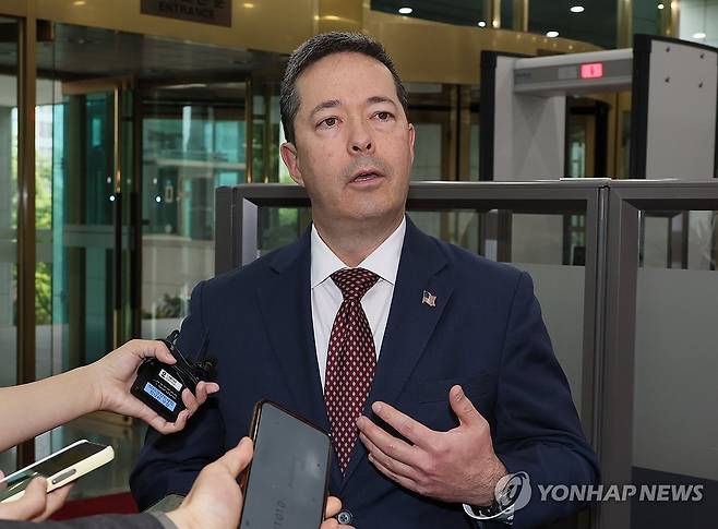 취재진 질문에 답하는 션 오닐 미국 국무부 고위관리 (서울=연합뉴스) 이정훈 기자 = 이재명 정부 출범 이후 처음으로 방한한 미국 고위 외교 당국자인 션 오닐 동아태국 고위관리가 13일 김희상 경제외교조정관과의 회동을 위해 서울 종로구 외교부 청사로 들어서며 취재진의 질문에 답하고 있다. 2025.6.13 uwg806@yna.co.kr