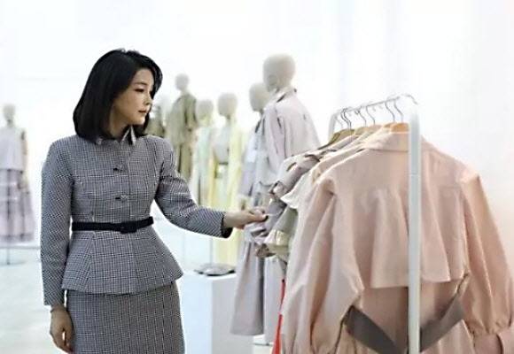 김건희 여사가 마드리드 주스페인한국문화원을 방문해 K-패션 전시회를 관람하고 있다. (사진=연합뉴스)