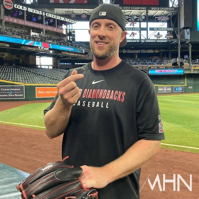 (켈리가 최근 MHN과 인터뷰 후 한국 팬들을 위해 손가락 하트를 만들어 보여주고 있다)