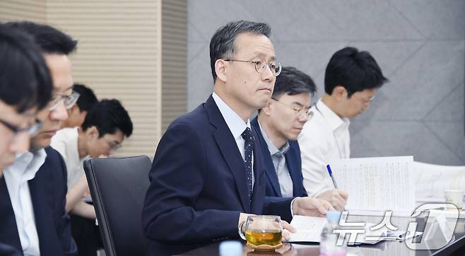 이형일 기획재정부 장관 직무대행 1차관이 12일 정부세종청사 중앙동에서 열린 '제17차 부동산 시장 및 공급상황 점검 전담반 회의'를 주재하고 있다. (기획재정부 제공. 재판매 및 DB 금지) 2025.6.12/뉴스1