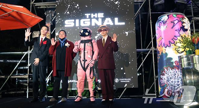 박상재 부루구루 대표(왼쪽부터)와 최용호 갤럭시코퍼레이션 대표, 우주인, 지드래곤이 13일 오후 서울 용산구 그랜드 하얏트 서울 호텔에서 열린 '피스마이너스원 프리미엄 하이볼 론칭 파티-더 시그널(THE SIGNAL)'에 참석해 포즈를 취하고 있다.ⓒ News1 권현진 기자
