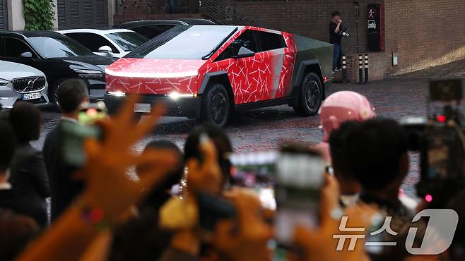 빅뱅 지드래곤(GD,권지용)이 13일 오후 서울 용산구 그랜드 하얏트 서울 호텔에서 열린 '피스마이너스원 프리미엄 하이볼 론칭 파티-더 시그널(THE SIGNAL)'에 사이버트럭을 타고 들어서고 있다. ⓒ News1 권현진 기자