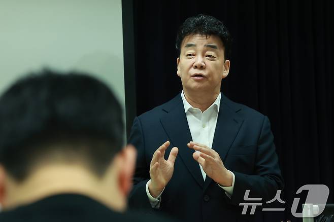 백종원 더본코리아 대표가 지난 3월 서울 서초구 스페이스쉐어 강남역센터에서 열린 정기 주주총회에서 발언을 하고 있다. 2025.3.28/뉴스1 ⓒ News1 김진환 기자