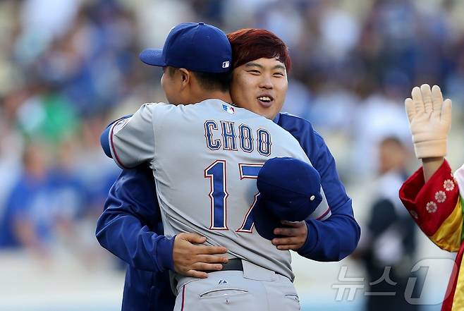 추신수와 류현진은 메이저리그에서 한국인 투타 맞대결을 펼쳤다. ⓒ AFP=뉴스1