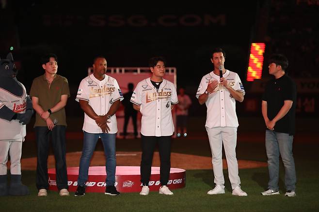 SSG 랜더스는 14일 인천 SSG랜더스필드에서 추신수 구단주 보좌역 겸 육성총괄의 은퇴식을 진행했다. 메이저리그에서 인연을 맺었던 아드리안 벨트레와 콜 해멀스도 자리했다. (SSG 랜더스 제공)