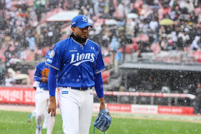 삼성 레예스가 13일 수원케이티위즈파크에서 열린 2025 KBO리그 KT전에서 조기 강판되고 있다. 사진 | 삼성 라이온즈