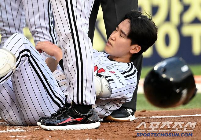 12일 잠실야구장에서 열린 SSG와 LG의 경기, 2회말 LG 구본혁이 SSG 전영준의 투구를 손에 맞은 후 고통스러워 하고 있다. 잠실=허상욱 기자wook@sportschosun.com/2025.06.12/