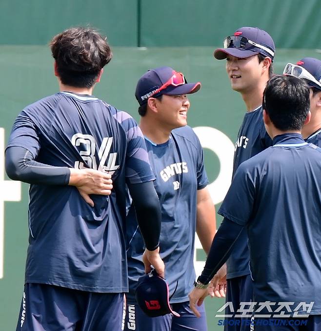 14일 인천 SSG랜더스필드에서 열린 롯데-SSG전. 롯데 투수들이 경기 전 훈련에 앞서 단체로 마무리 김원중의 등을 때리는 장난을 쳤다. 이날 1군에 올라 온 윤성빈도 '집단 등짝 스매싱'에 가담했다. 사진=정재근 기자 cjg@sportschosun.com