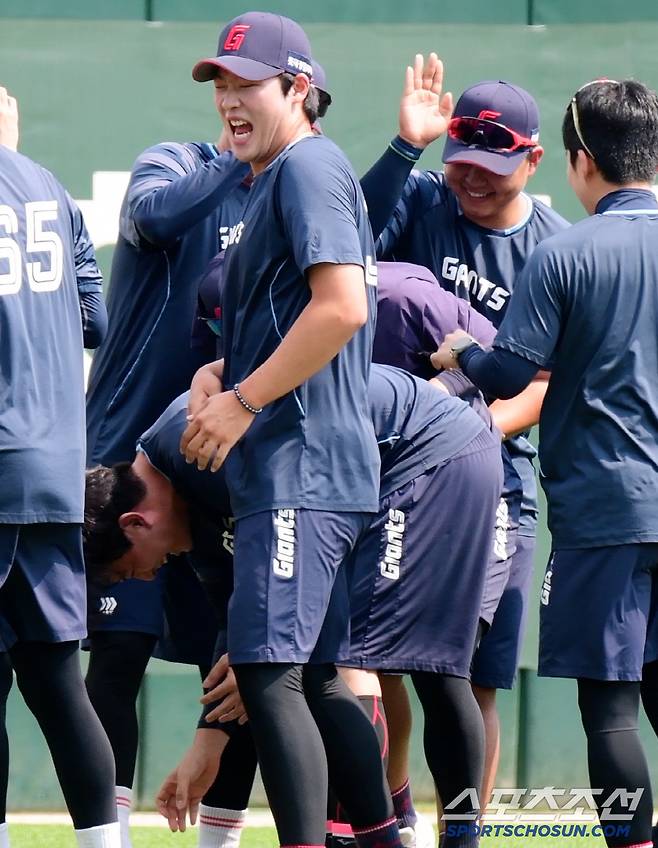 아프지만 즐거운 김원중. '안 좋은 기억은 털고 가자'는 거인들의 유쾌한 의식