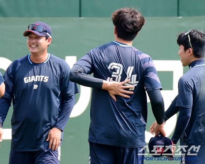 140km를 넘게 던지는 투수들의 등짝 스매싱이 얼마나 아팠을까.