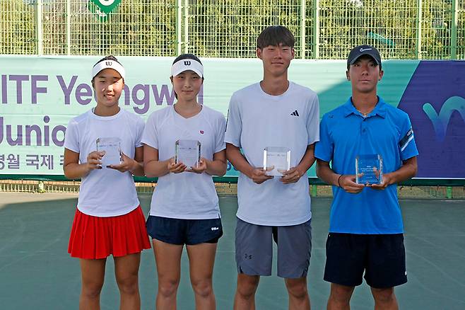 1: 복식 우승자 단체사진, (왼쪽부터) 안혜정, 류은진, 류창민, 김영훈, 가운데 두 명이 류 남매